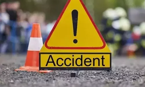 9 एक्सप्रेसवे पर भीषण हादसा, ट्रक से टकराकर DCM पलटा, 13 मजदूर घायल 9 एक्सप्रेसवे पर भीषण हादसा, ट्रक से टकराकर DCM पलटा, 13 मजदूर घायल