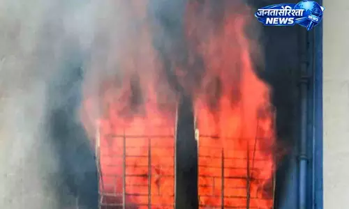 South Delhi फ्लाईओवर के पास एक रेस्टोरेंट में आग लगी; बुजुर्ग महिला को बचाया गया