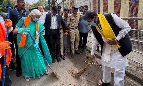 Karnataka : स्वच्छता अभियान में शामिल हुईं निर्मला सीतारमण, कूड़ा साफ कर दिया संदेश