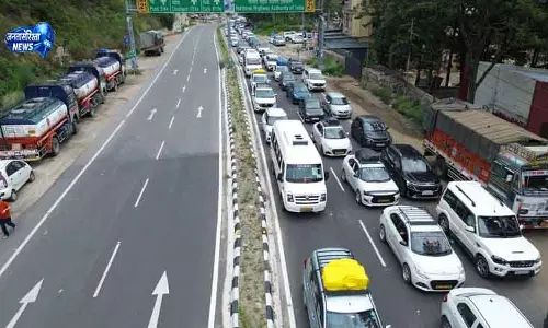 Mandi में पर्यटकों की भीड़ से भारी ट्रैफिक जाम Mandi में पर्यटकों की भीड़ से भारी ट्रैफिक जाम