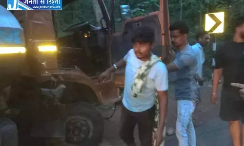 जगदलपुर में टैंकर और ट्रक आमने-सामने टकराए, दो घायल जगदलपुर में टैंकर और ट्रक आमने-सामने टकराए, दो घायल