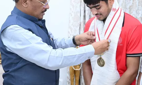 अंडर-18 एशिया कप विजेता हॉकी खिलाड़ी अवि मानिकपुरी ने CM साय से की सौजन्य भेंट अंडर-18 एशिया कप विजेता हॉकी खिलाड़ी अवि मानिकपुरी ने CM साय से की सौजन्य भेंट
