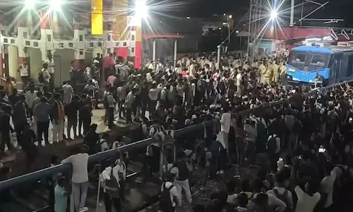 Patna : पाटलिपुत्र रेलवे स्टेशन पर भर्ती अभ्यर्थियों का हंगामा Patna : पाटलिपुत्र रेलवे स्टेशन पर भर्ती अभ्यर्थियों का हंगामा
