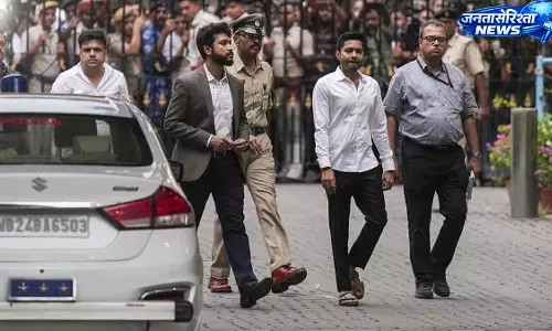 विपक्ष नेता नियुक्ति विवाद: हस्ताक्षर धोखाधड़ी मामले में अभिषेक बनर्जी CID के सामने दूसरी बार पेश विपक्ष नेता नियुक्ति विवाद: हस्ताक्षर धोखाधड़ी मामले में अभिषेक बनर्जी CID के सामने दूसरी बार पेश