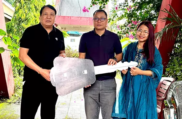 Arunachal: विधायक ने इलेक्ट्रिकल डिवीज़न को गाड़ी दान की