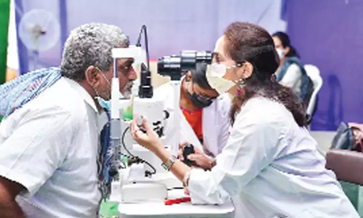 Andhra: काकीनाडा ज़िले में मछुआरों के लिए मुफ़्त नेत्र शिविर का आयोजन किया गया Andhra: काकीनाडा ज़िले में मछुआरों के लिए मुफ़्त नेत्र शिविर का आयोजन किया गया
