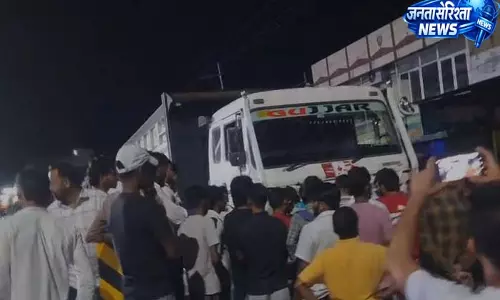 देर रात नो एंट्री तोड़ते टिप्पर को रोकने पर बवाल, घंटों जाम से एनएच ठप देर रात नो एंट्री तोड़ते टिप्पर को रोकने पर बवाल, घंटों जाम से एनएच ठप