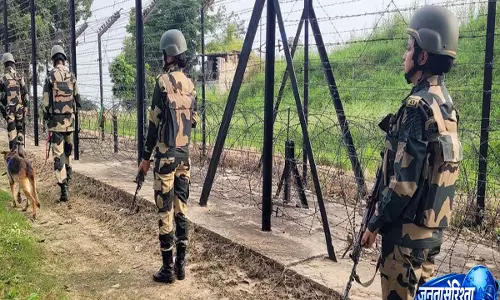 Tripura border के पास BSF की फायरिंग में बांग्लादेशी व्यक्ति की मौत, तस्करी के एंगल की जांच शुरू Tripura border के पास BSF की फायरिंग में बांग्लादेशी व्यक्ति की मौत, तस्करी के एंगल की जांच शुरू