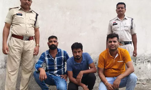 उधारी रकम की जबरन वसूली के लिए घर में घुसकर मारपीट, 3 गुण्डा बदमाश गिरफ्तार उधारी रकम की जबरन वसूली के लिए घर में घुसकर मारपीट, 3 गुण्डा बदमाश गिरफ्तार