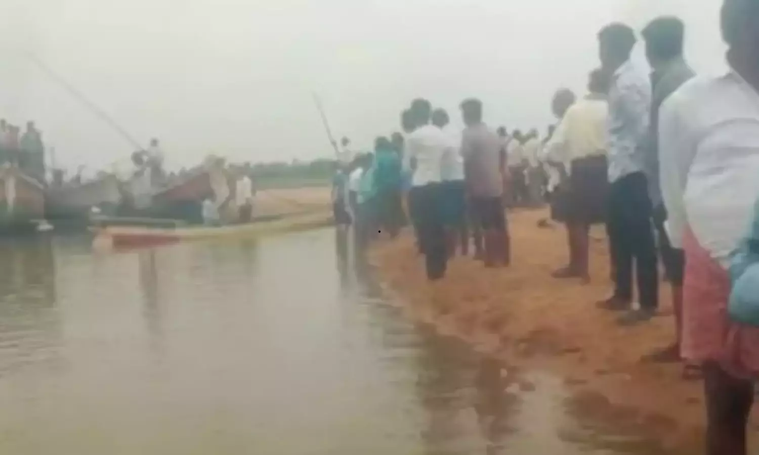 Andhra: पलनाडू में नाव पलटने से चार लोग लापता Andhra: पलनाडू में नाव पलटने से चार लोग लापता
