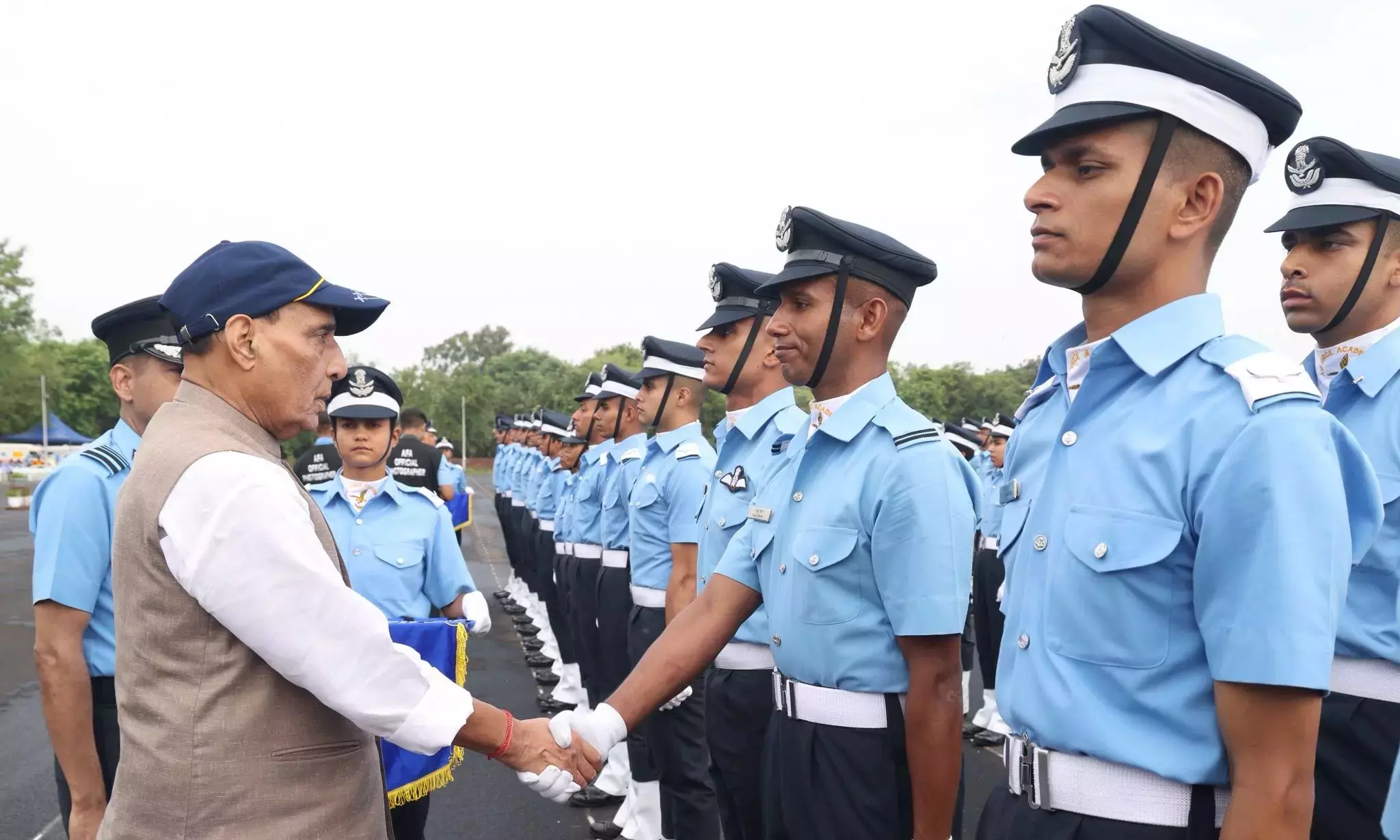 Telangana: राजनाथ सिंह ने कैडेट्स से टेक्नोलॉजी-आधारित युद्ध के लिए भविष्य के हिसाब से तैयार रहने को कहा Telangana: राजनाथ सिंह ने कैडेट्स से टेक्नोलॉजी-आधारित युद्ध के लिए भविष्य के हिसाब से तैयार रहने को कहा
