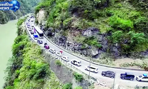 मनाली की ओर पर्यटकों के रुख से पंडोह से औट हाई-वे जाम मनाली की ओर पर्यटकों के रुख से पंडोह से औट हाई-वे जाम