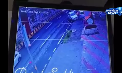 Bengaluru में सड़क हादसा, कार पलटी; एक की मौत, तीन घायल Bengaluru में सड़क हादसा, कार पलटी; एक की मौत, तीन घायल