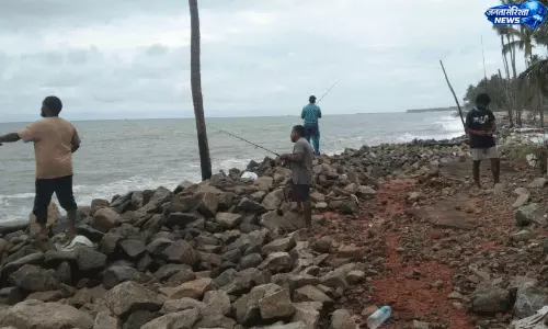 Kerala : समुद्री पानी के बढ़ते स्तर से पेक्काचेरी बीच और फसल नगर में बाढ़ जैसे हालात Kerala : समुद्री पानी के बढ़ते स्तर से पेक्काचेरी बीच और फसल नगर में बाढ़ जैसे हालात