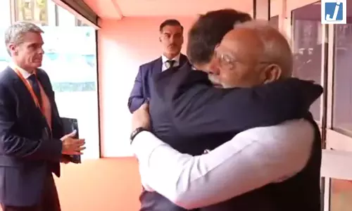 फ्रांस में राष्ट्रपति मैक्रों से मिले प्रधानमंत्री नरेंद्र मोदी, फ्रांसीसी राष्ट्रपति ने गले मिलकर स्वागत किया