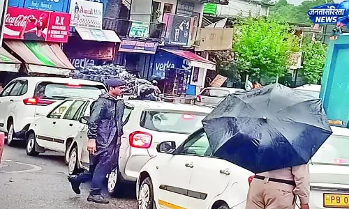 घुरकड़ी चौक के जाम से हर कोई बेहाल घुरकड़ी चौक के जाम से हर कोई बेहाल