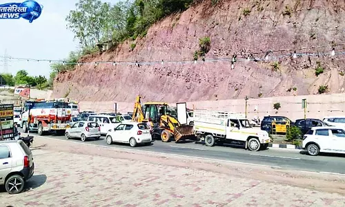 कुल्लू-मनाली की ओर लगी दौड़, सैलानियों की भीड़ से फोरलेन जाम कुल्लू-मनाली की ओर लगी दौड़, सैलानियों की भीड़ से फोरलेन जाम