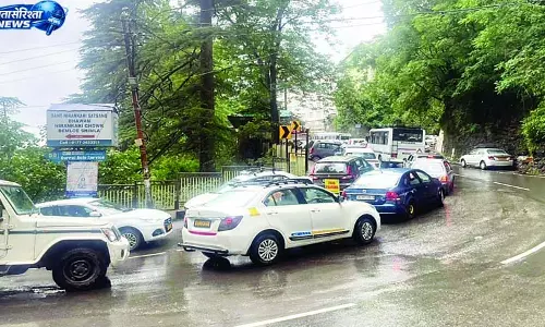 पर्यटकों के बढ़ते दबाव से शिमला की सडक़ें जाम पर्यटकों के बढ़ते दबाव से शिमला की सडक़ें जाम