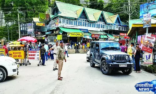 डलहौजी में वीकेंड पर उमड़़े सैलानी, वाहनों की लगी कतारें डलहौजी में वीकेंड पर उमड़़े सैलानी, वाहनों की लगी कतारें