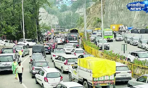 बारिश हुई, सैलानी आए, पर ट्रैफिक जाम ने बिगाड़ा काम बारिश हुई, सैलानी आए, पर ट्रैफिक जाम ने बिगाड़ा काम