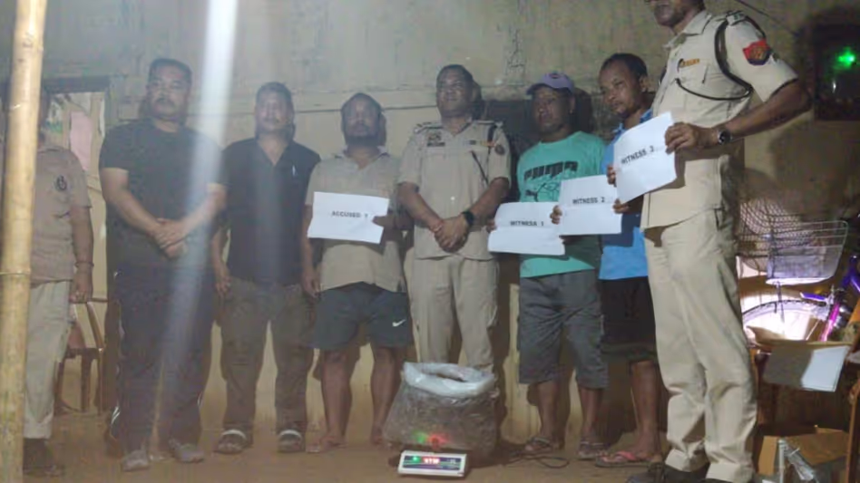 Assam के तिंगखांग में 5 किलो गांजे के साथ एक व्यक्ति पकड़ा गया Assam के तिंगखांग में 5 किलो गांजे के साथ एक व्यक्ति पकड़ा गया