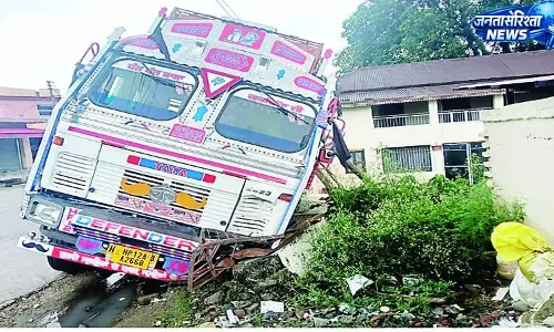 सीमेंट से लदा ट्रक बेकाबू, दीवार और गेट तोड़ा सीमेंट से लदा ट्रक बेकाबू, दीवार और गेट तोड़ा