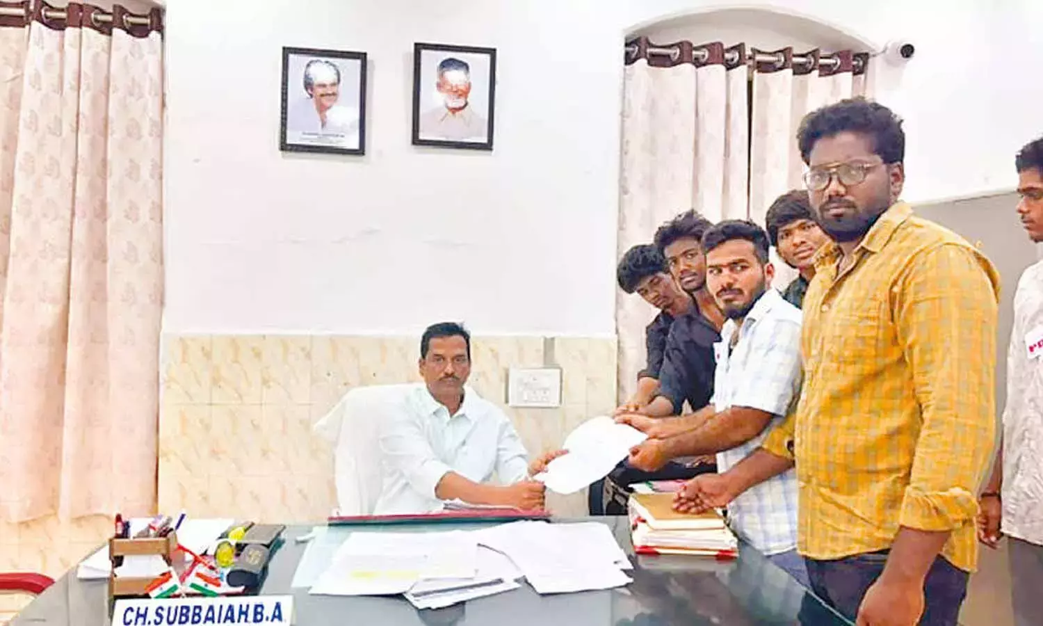 PDSU ने प्राइवेट स्कूलों की फीस में बढ़ोतरी को लेकर कोवूर के रेवेन्यू अधिकारियों को घेरा