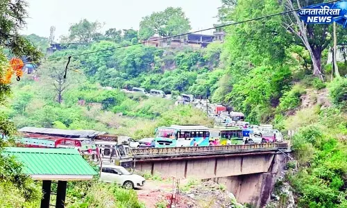बैजनाथ-पपरोला में घंटों ट्रैफिक जाम सडक़ों पर गाडिय़ों की लंबी कतारें बैजनाथ-पपरोला में घंटों ट्रैफिक जाम सडक़ों पर गाडिय़ों की लंबी कतारें