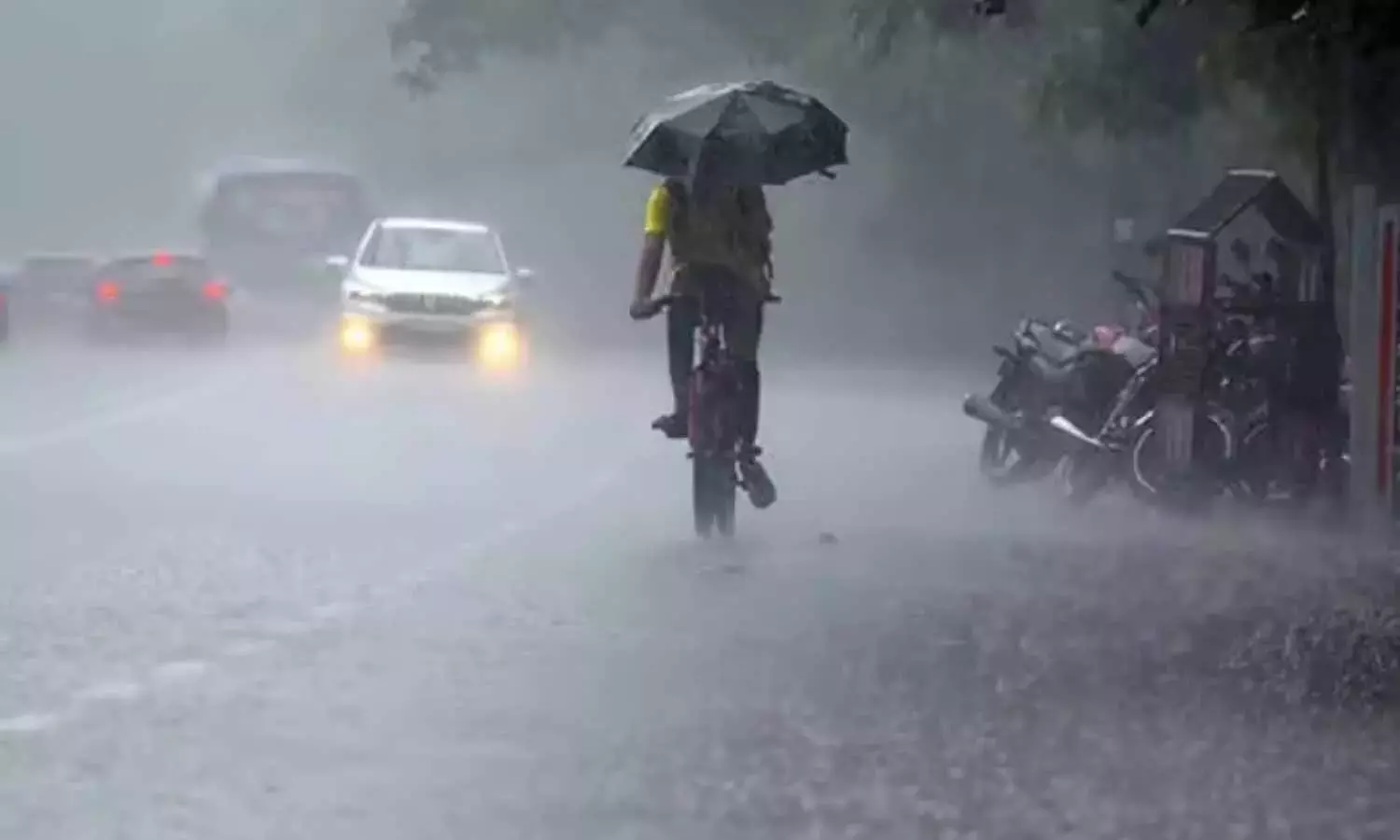 Andhra: कुरनूल में भारी बारिश, निचले इलाकों में पानी भरा Andhra: कुरनूल में भारी बारिश, निचले इलाकों में पानी भरा