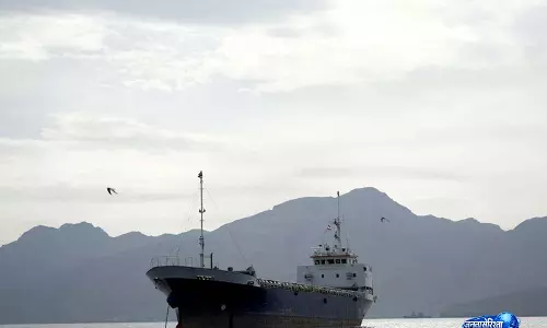 US Navy ने ओमान तट के पास डूबती हुई नाव से 14 भारतीय नागरिकों को बचाने के अभियान में मदद की US Navy ने ओमान तट के पास डूबती हुई नाव से 14 भारतीय नागरिकों को बचाने के अभियान में मदद की