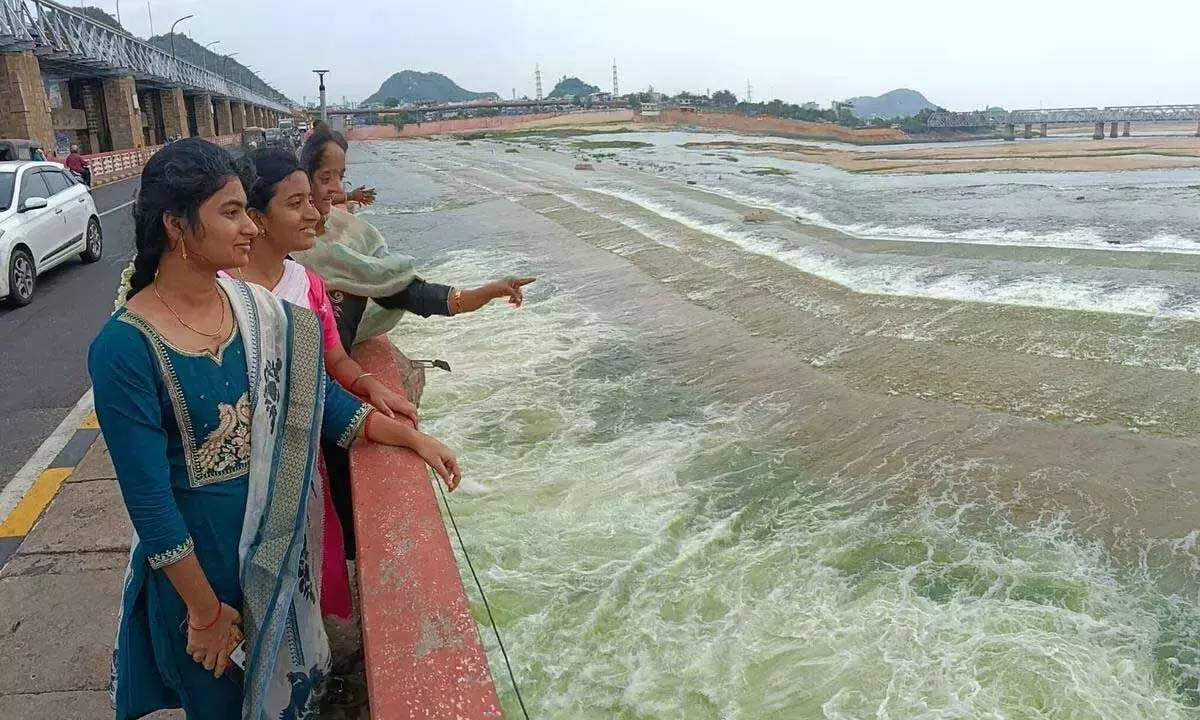 Andhra: प्रकाशम बैराज में पानी का बहाव बढ़ा, चार गेट खोले गए Andhra: प्रकाशम बैराज में पानी का बहाव बढ़ा, चार गेट खोले गए