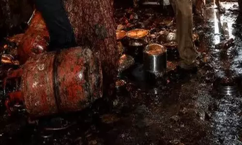 सिलेंडर से गैस लीक होने पर रसोई में लगी आग, 4 लोग घायल सिलेंडर से गैस लीक होने पर रसोई में लगी आग, 4 लोग घायल