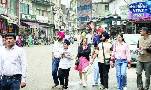 सोलन-कसौली-चायल में उमड़ी पर्यटकों की भीड़ सोलन-कसौली-चायल में उमड़ी पर्यटकों की भीड़