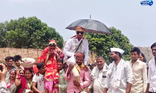 Akkalkuva गांव में खराब सड़क से दूल्हा-दुल्हन को कंधों पर घर ले जाना पड़ा Akkalkuva गांव में खराब सड़क से दूल्हा-दुल्हन को कंधों पर घर ले जाना पड़ा