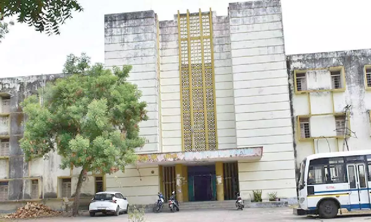 Telangana: स्टाफ की कमी से MGM अस्पताल की सेवाएं प्रभावित Telangana: स्टाफ की कमी से MGM अस्पताल की सेवाएं प्रभावित
