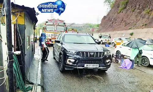 गरामोड़ा बैरियर पर वसूली पर बवाल
