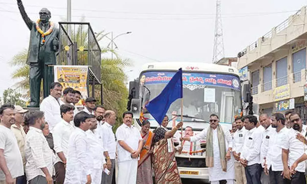 Telangana: ‘ज्ञान चैतन्य बस यात्रा’ को हरी झंडी दिखाई गई Telangana: ‘ज्ञान चैतन्य बस यात्रा’ को हरी झंडी दिखाई गई