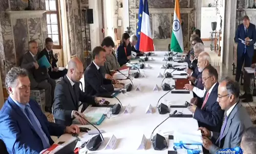 PM मोदी और फ्रांसीसी राष्ट्रपति मैक्रों के बीच प्रतिनिधिमंडल स्तर की वार्ता हुई PM मोदी और फ्रांसीसी राष्ट्रपति मैक्रों के बीच प्रतिनिधिमंडल स्तर की वार्ता हुई