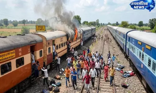 मुरैना-धौलपुर रेलखंड पर बड़ा हादसा, ट्रेन हादसे में 4 यात्रियों की मौत मुरैना-धौलपुर रेलखंड पर बड़ा हादसा, ट्रेन हादसे में 4 यात्रियों की मौत