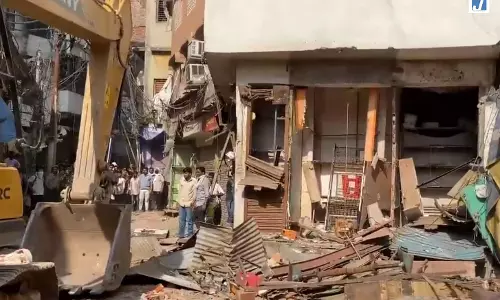बाजार में सड़क चौड़ीकरण के लिए चला बुलडोजर, प्रशासन की कार्रवाई जारी बाजार में सड़क चौड़ीकरण के लिए चला बुलडोजर, प्रशासन की कार्रवाई जारी