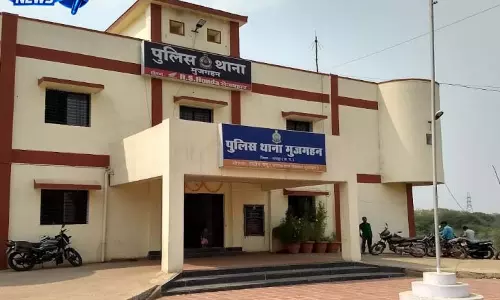 रायपुर में अस्पताल के बाहर विवाद, कार हटाने को लेकर की मारपीट रायपुर में अस्पताल के बाहर विवाद, कार हटाने को लेकर की मारपीट