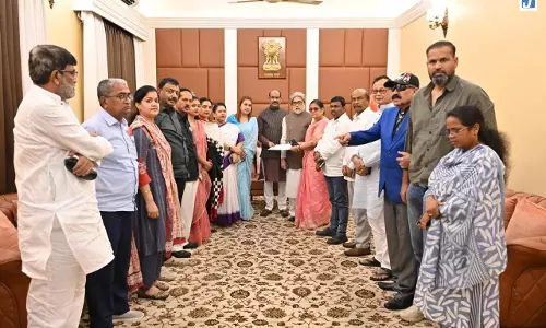 टीएमसी सांसदों ने लोकसभा अध्यक्ष ओम बिरला से की मुलाकात, सियासी हलकों में बढ़ी चर्चा टीएमसी सांसदों ने लोकसभा अध्यक्ष ओम बिरला से की मुलाकात, सियासी हलकों में बढ़ी चर्चा