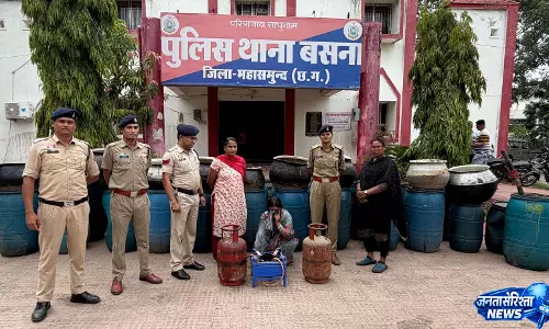 बसना में अवैध शराब भट्टी पर पुलिस की रेड, महिला तस्कर गिरफ्तार बसना में अवैध शराब भट्टी पर पुलिस की रेड, महिला तस्कर गिरफ्तार