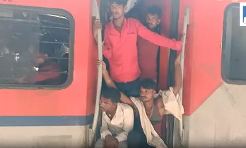 हाजीपुर रेलवे स्टेशन पर यात्रियों की भारी भीड़, गेट और फुटबोर्ड पर सफर करने को मजबूर लोग हाजीपुर रेलवे स्टेशन पर यात्रियों की भारी भीड़, गेट और फुटबोर्ड पर सफर करने को मजबूर लोग