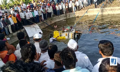 ब्रेक फेल बनी काल, कुएं में समाई वैन और 8 लोगों की दर्दनाक मौत ब्रेक फेल बनी काल, कुएं में समाई वैन और 8 लोगों की दर्दनाक मौत