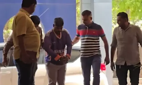 अहमदाबाद के नरोडा में पुलिस पर हमला करने का प्रयास, एक आरोपी गिरफ्तार अहमदाबाद के नरोडा में पुलिस पर हमला करने का प्रयास, एक आरोपी गिरफ्तार