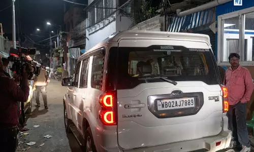 ममता बनर्जी के आवास से रवाना हुए अभिषेक बनर्जी समेत वरिष्ठ नेता ममता बनर्जी के आवास से रवाना हुए अभिषेक बनर्जी समेत वरिष्ठ नेता