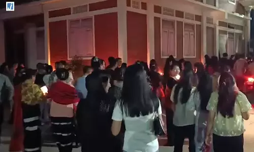 छह लियांगमाई नागा युवकों की हत्या के विरोध में कैंडललाइट मार्च, न्याय की मांग तेज छह लियांगमाई नागा युवकों की हत्या के विरोध में कैंडललाइट मार्च, न्याय की मांग तेज