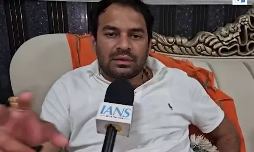 रोशन आनंद के भाई की संदिग्ध मौत पर सियासत गरम, तेज प्रताप यादव के बयान से बढ़ा विवाद रोशन आनंद के भाई की संदिग्ध मौत पर सियासत गरम, तेज प्रताप यादव के बयान से बढ़ा विवाद