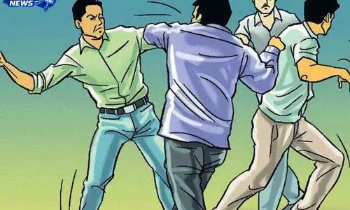 लव ट्रायंगल विवाद में दो युवकों की सरेराह पिटाई, बेल्ट और पाइप से हमला लव ट्रायंगल विवाद में दो युवकों की सरेराह पिटाई, बेल्ट और पाइप से हमला